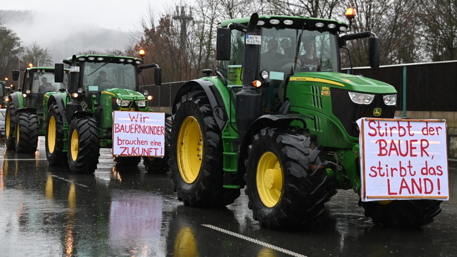 Trecker-Demo: Bauern blockieren Straßen in Höxter und Holzminden