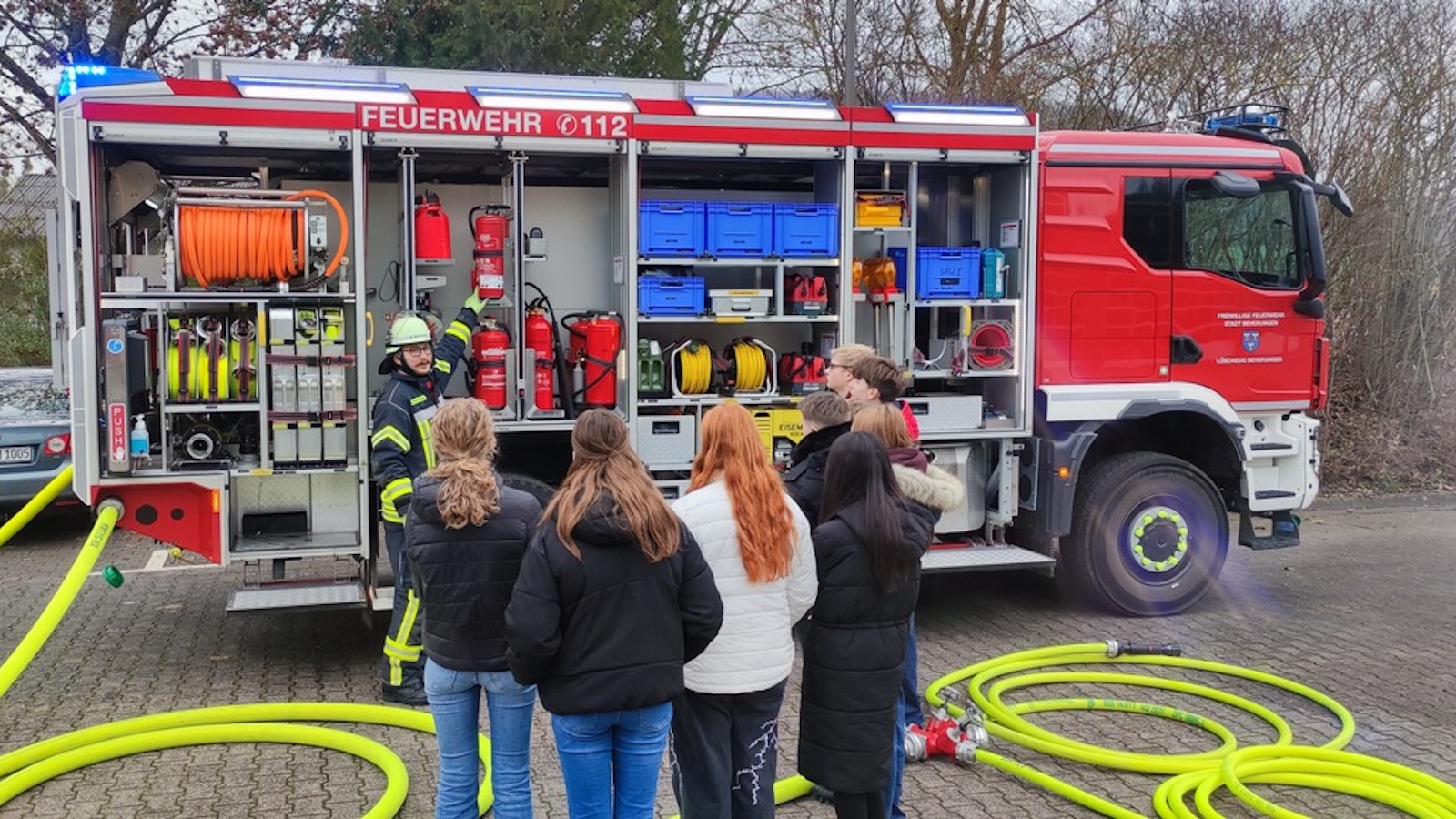 Praxisnaher Chemieunterricht bei der Feuerwehr Beverungen Gymnasium Beverungen besucht das Feuerwehrgerätehaus