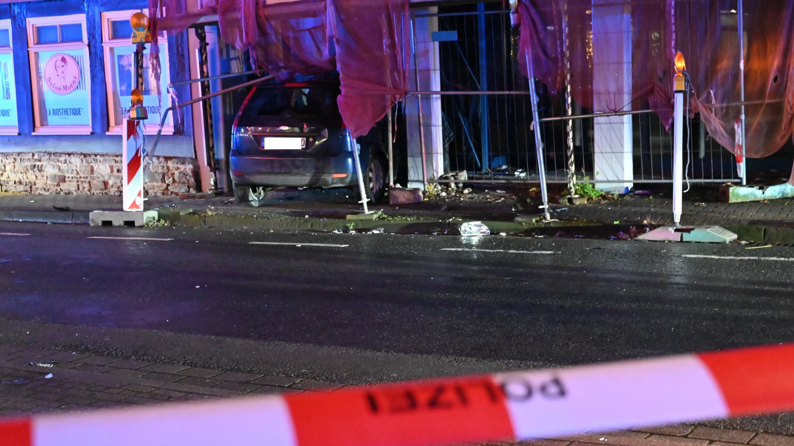 Kurioser Unfall in Höxter: Auto fährt in Haus an der Westerbachstraße