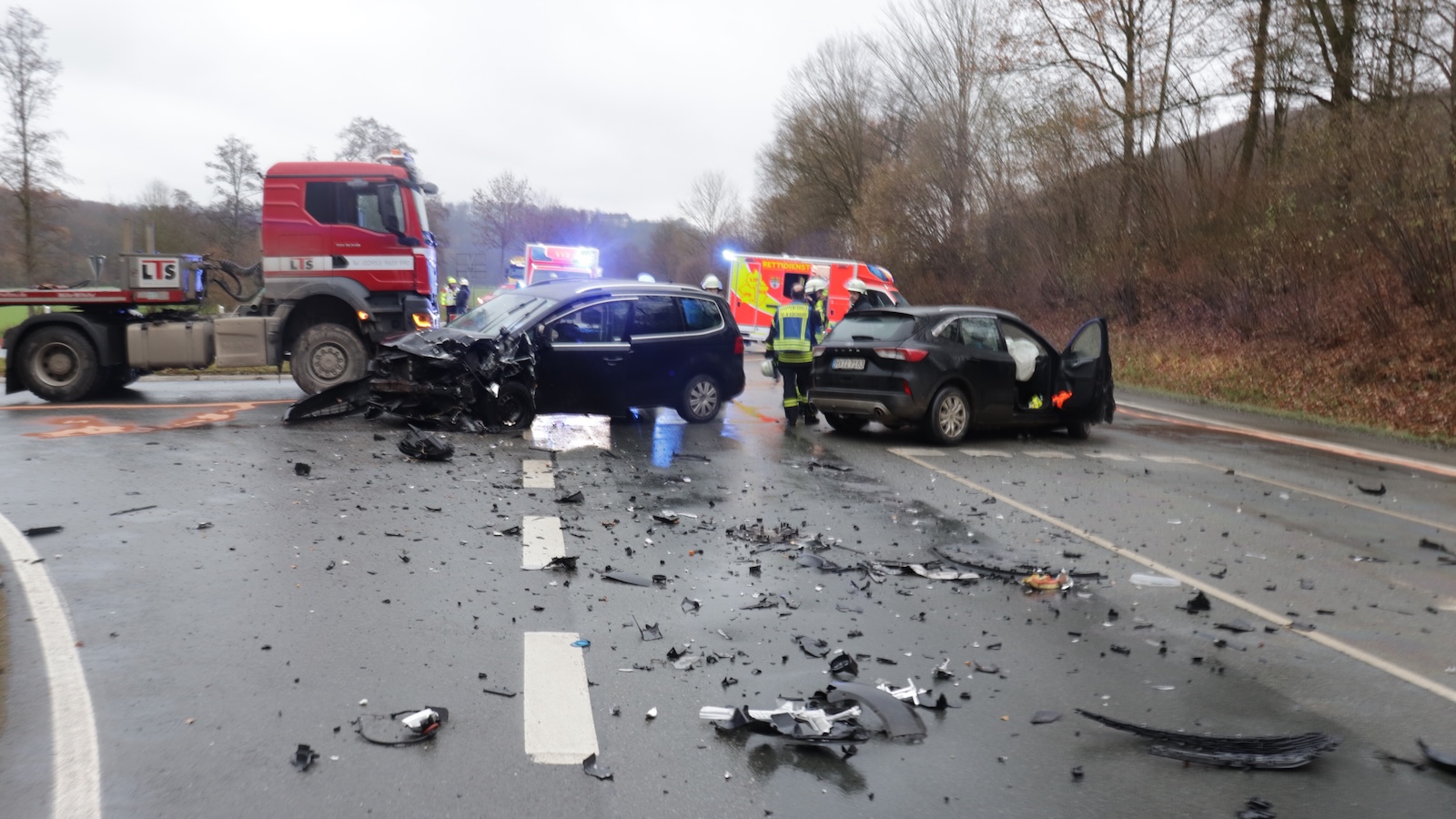 Verkehrsunfall auf der B252: Drei Menschen verletzt