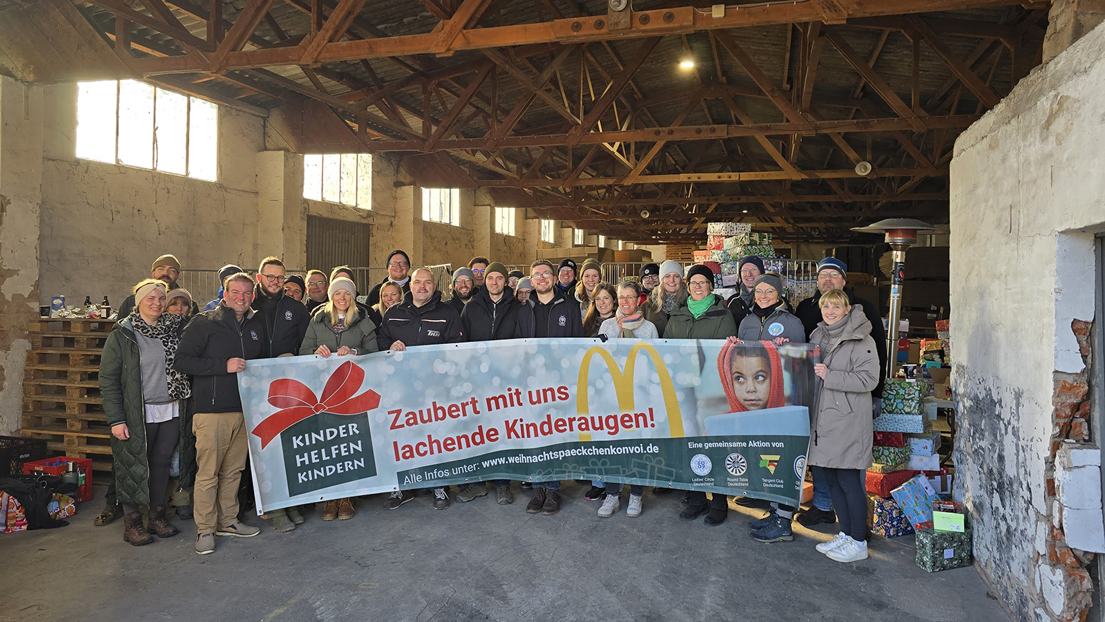 Weihnachtspäckchenkonvoi: Tausende Geschenkpakete für Kinder in Osteuropa vorbereitet