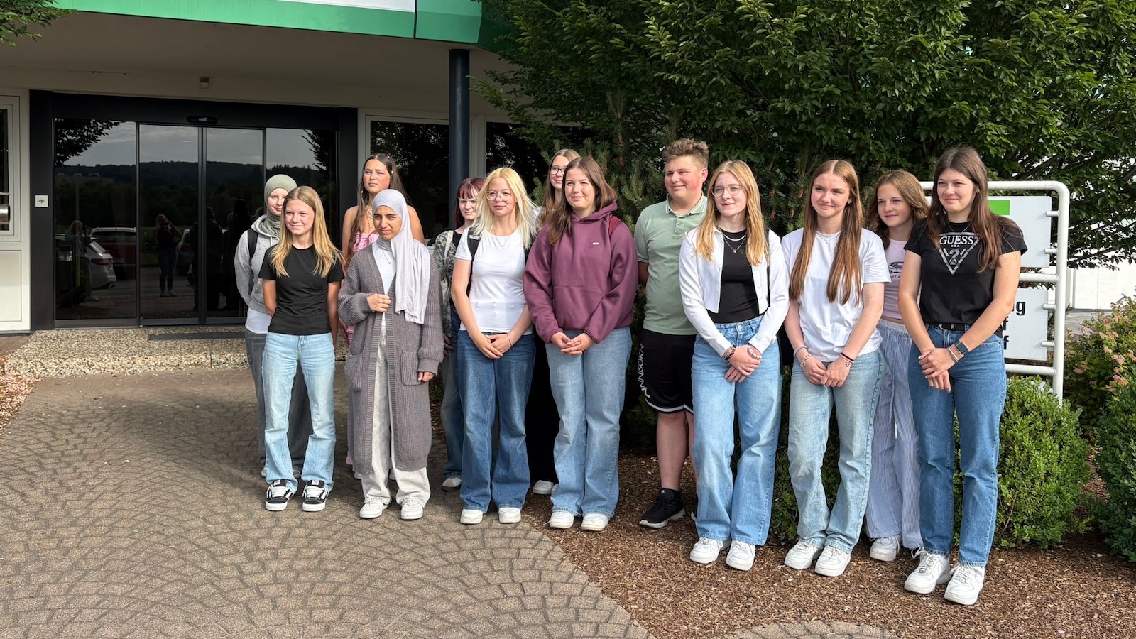 Einblick in die Berufswelt: TELC-AG der Sekundarschule besucht Firma HEGLA