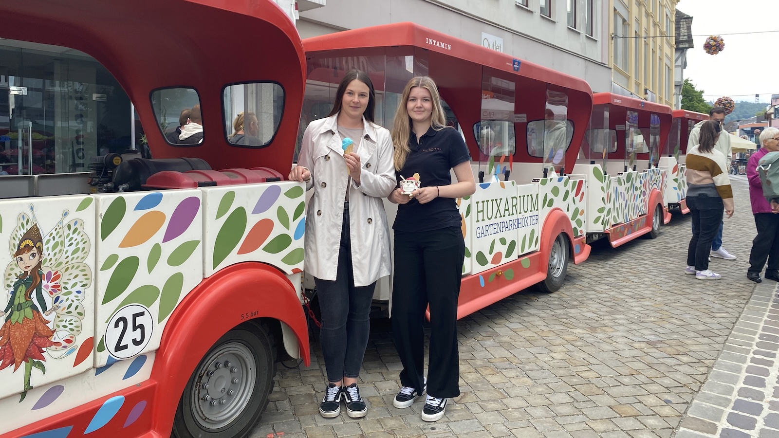 Bimmelbahn-Fahren und Eis-Schlecken