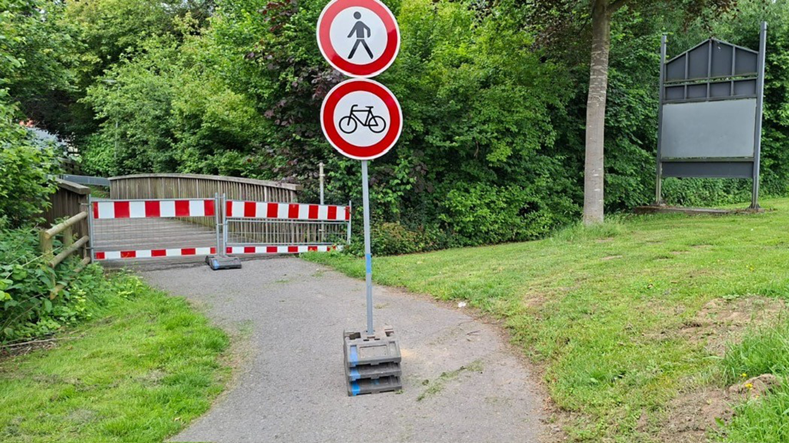 Fuß- und Radwegbrücke über den Bollerbach an der Lütmarser Straße in Höxter gesperrt
