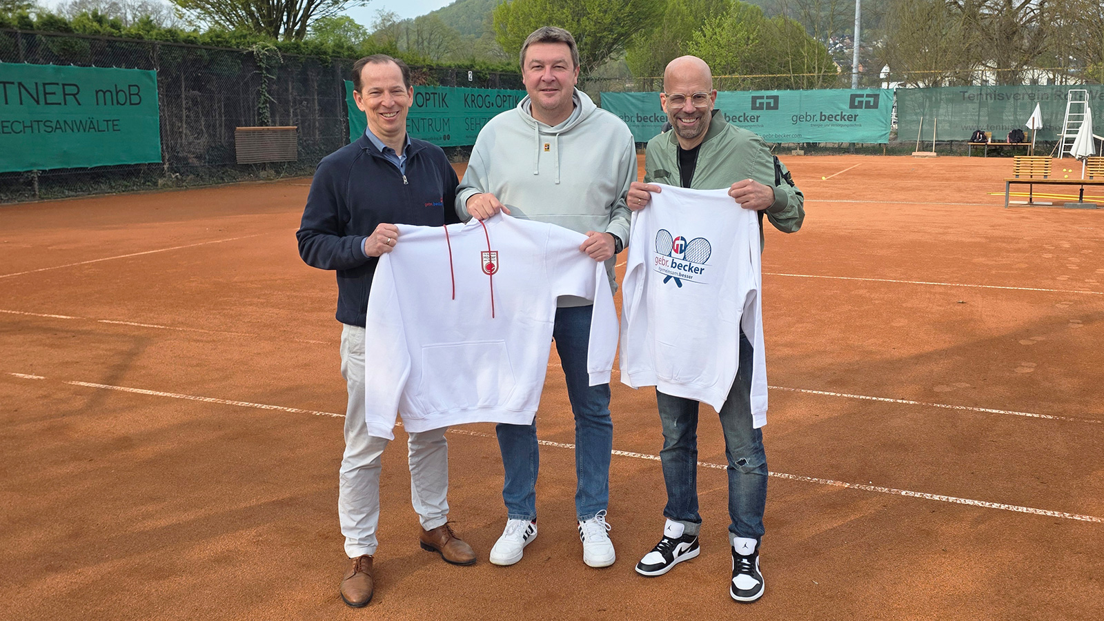 Gebrüder Becker stattet Tennisjugend aus