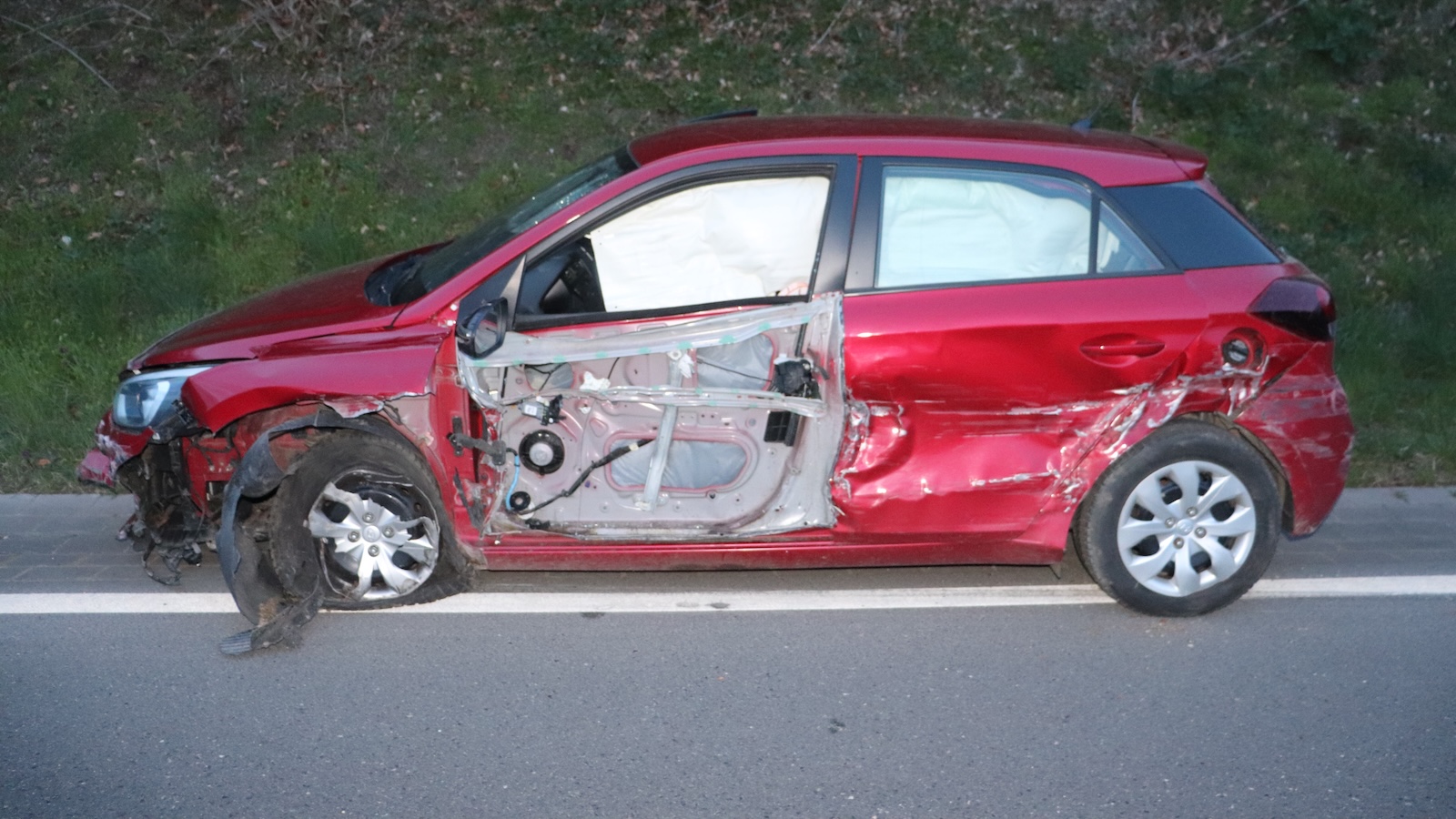 Betrunken gegen Leitplanke - Fahrer verletzt sich schwer