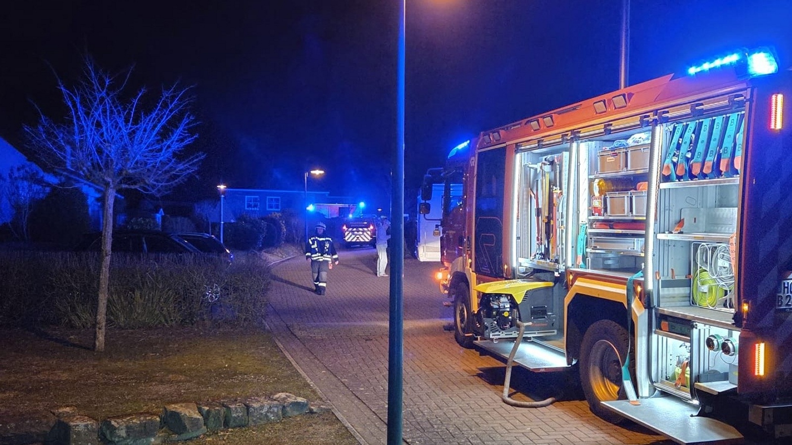 Nächtlicher ABC-Einsatz in Boffzen: Gasgeruch entpuppt sich als Benzindämpfe