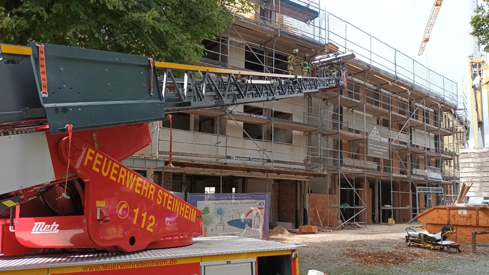 Tödlicher Arbeitsunfall auf Baustelle in Steinheim: Junger Dachdecker stirbt nach Sturz